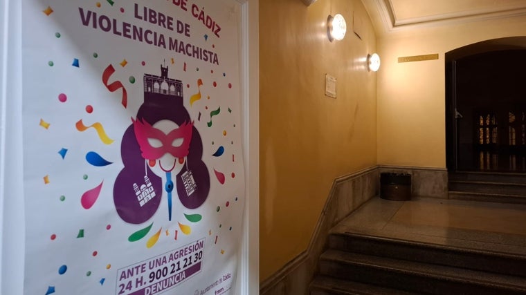 Carteles que se han colocado en las puertas de los cuartos de baño del Falla.