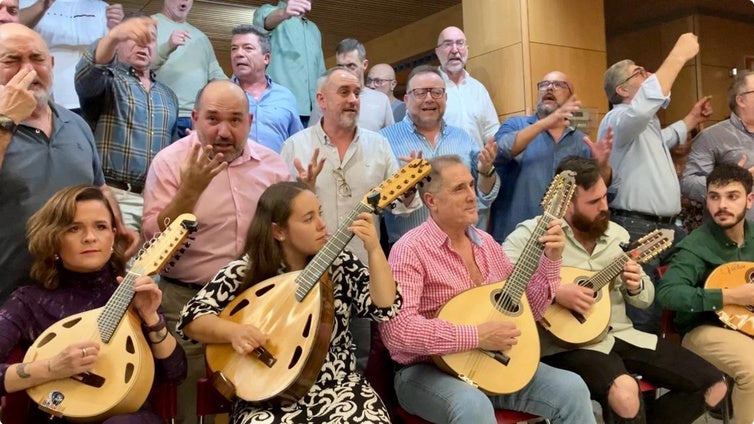 El coro de Pedrosa y David Fernández defenderá el primer premio con muchas armas: «Kike Remolino nos ha hecho un tango maravilloso»