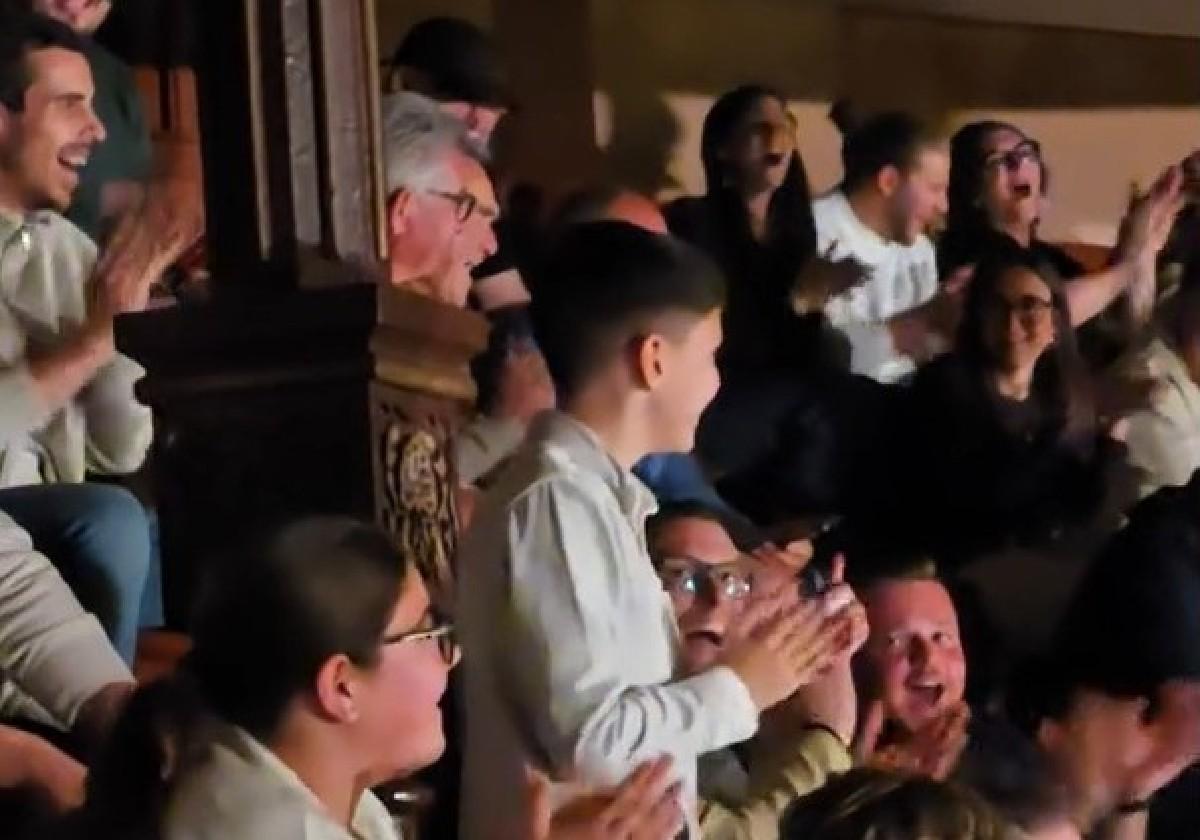 El joven Adrián en el gallinero del Teatro Falla