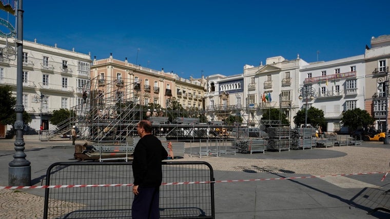 La Plaza de San Antonio va tomando forma para la celebración del Carnaval de Cádiz.