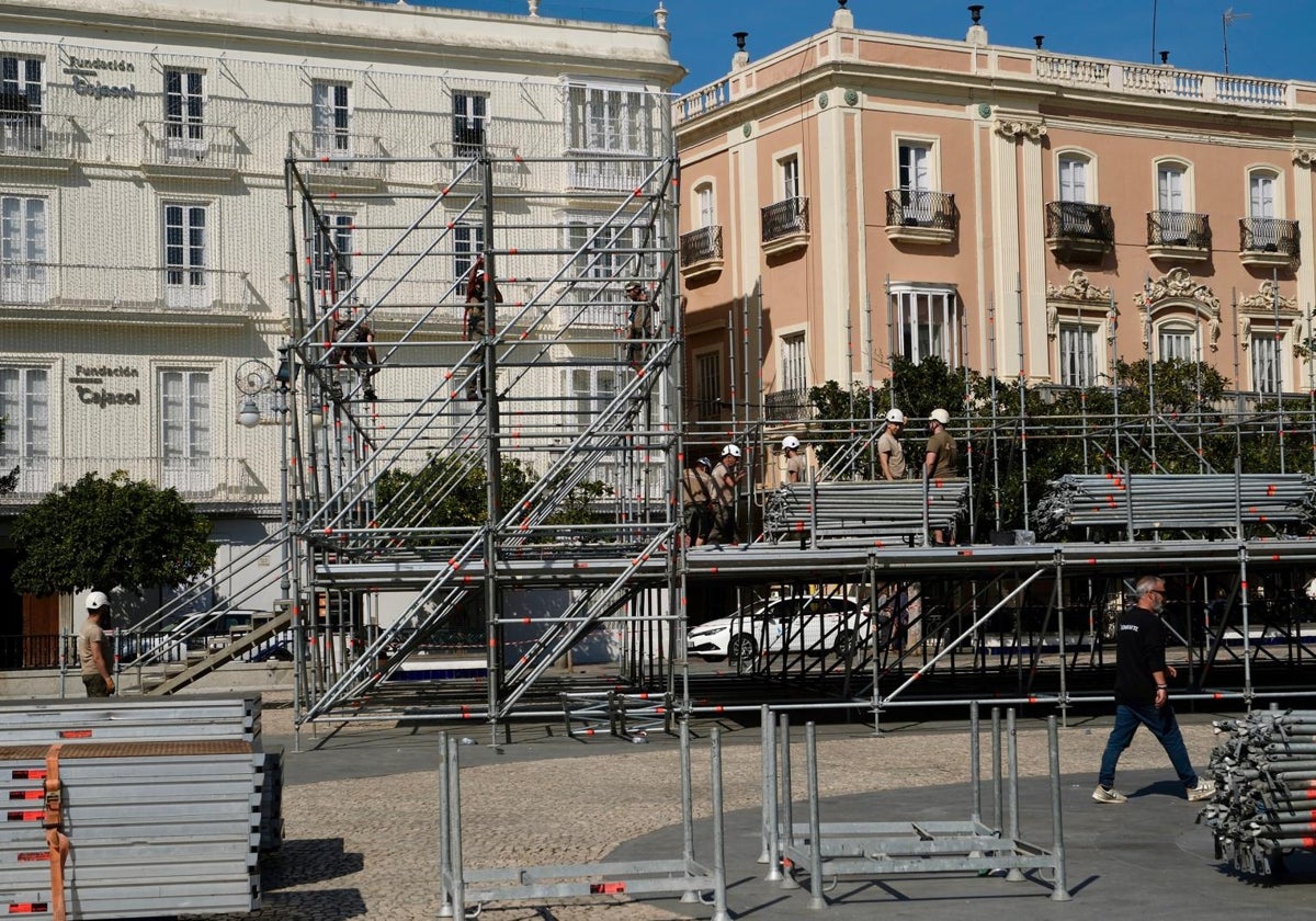 Los operarios instalan este jueves el escenario de la Plaza San Antonio.