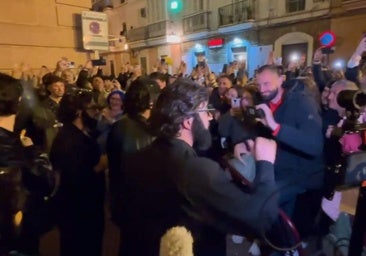 Así fue la salida del Falla de la chirigota 'Los calaíta' al grito de '¡campeones!'