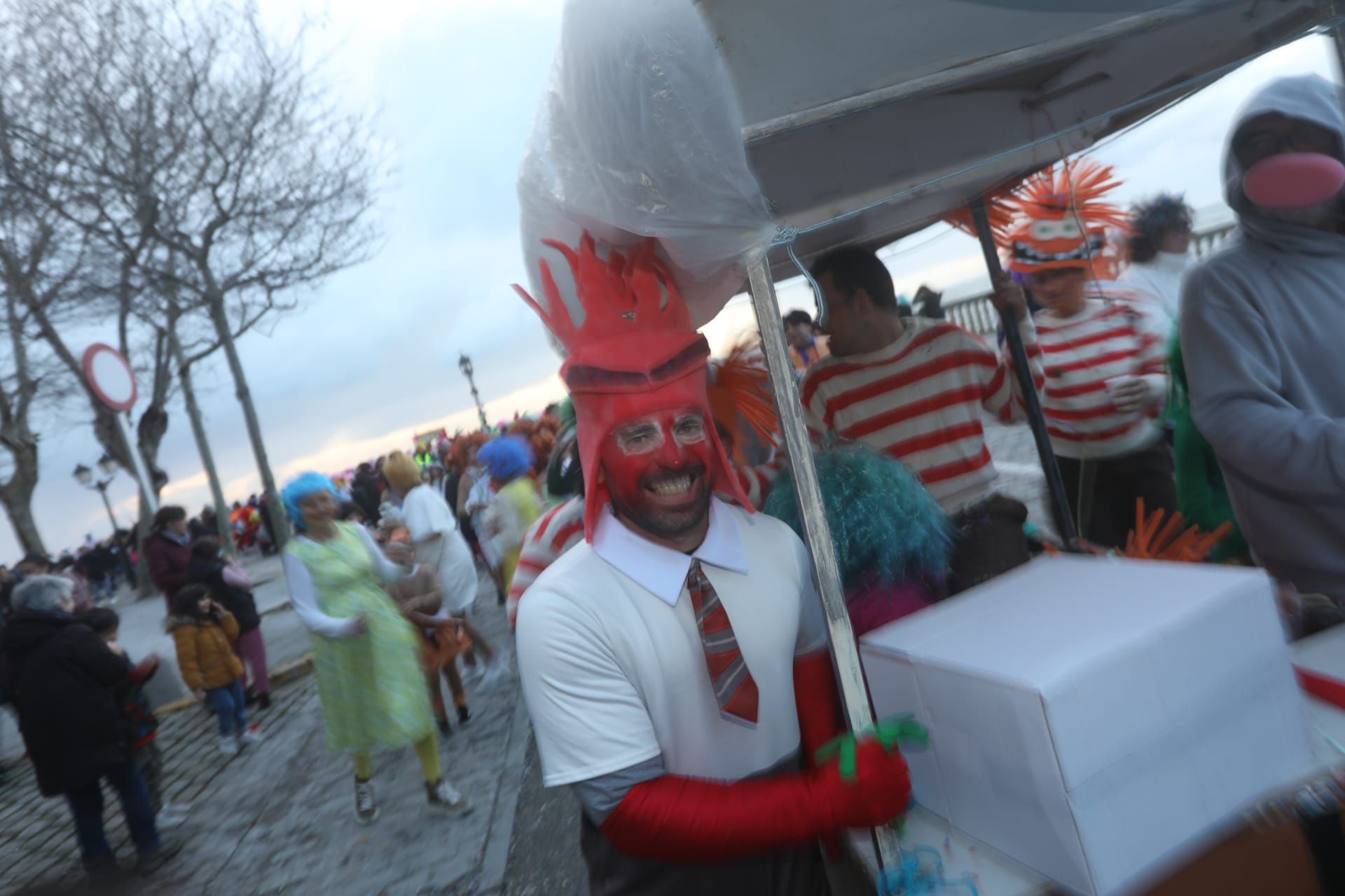 Fotos: La Cabalgata del Humor anima las calles de Cádiz