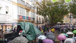 Vídeo: fuerte aguacero en la plaza del Mentidero de Cádiz durante el carrusel de coros