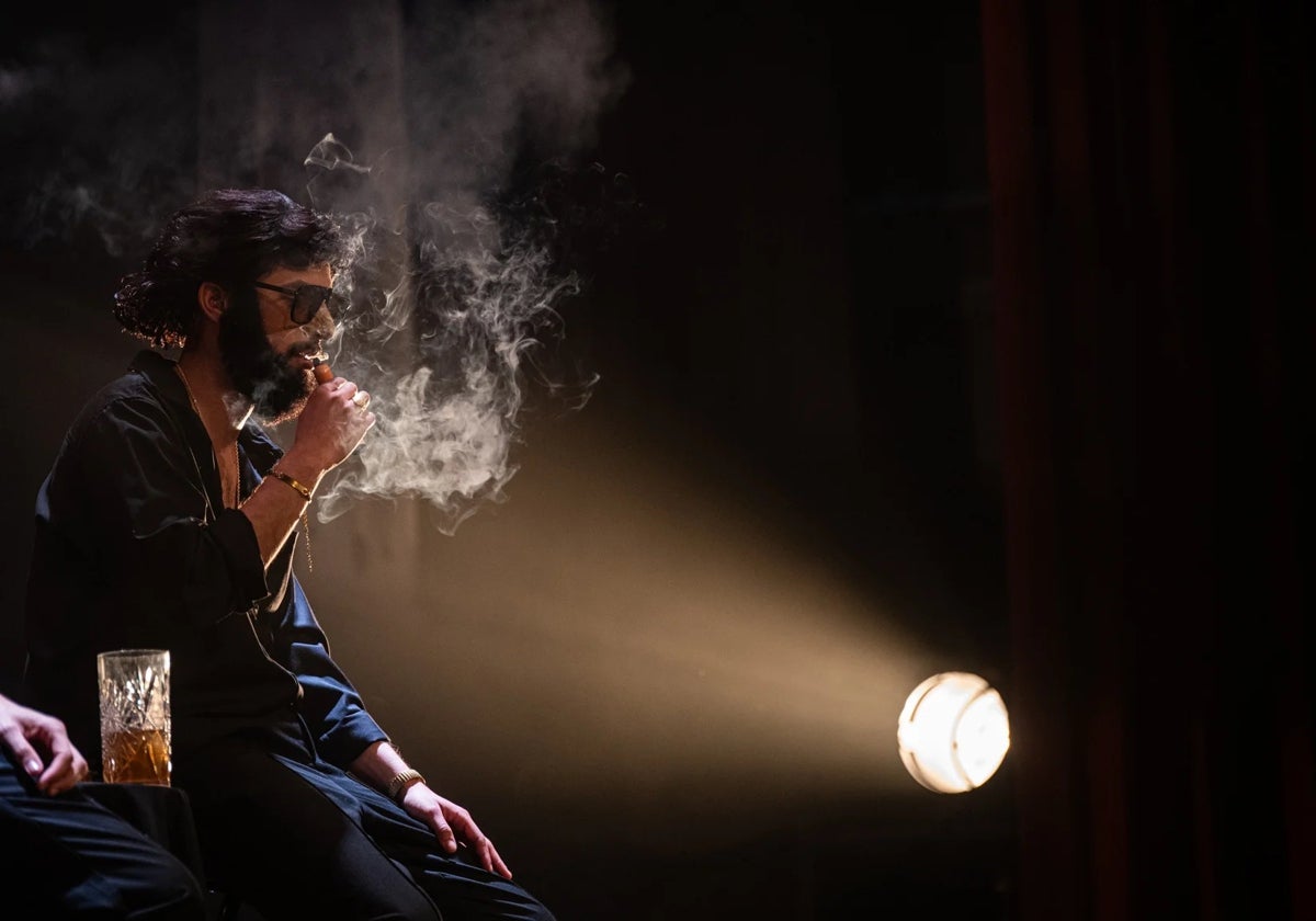 Un componente de la chirigota 'Los calaíta' durante el reciente COAC 2025 en el Teatro Falla de Cádiz