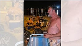 El momentazo de la chirigota del Sheriff en la playa de La Caleta: «¡Qué bonito chiquillo!»