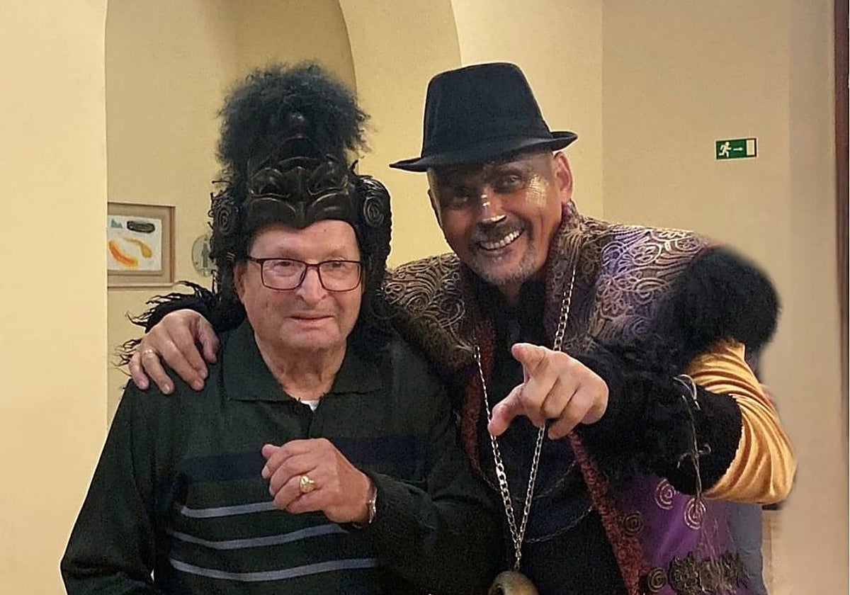 La comparsa de Martínez Ares despide a Rafael Vila, padre de Fali Vila y figura querida del carnaval gaditano