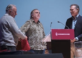 Momento en el que el público le dedica un bonito homenaje al chirigotero.