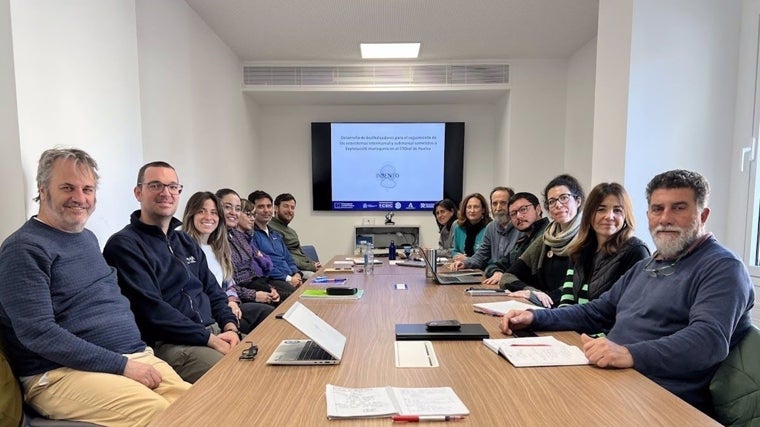 Equipo del Centro Oceanográfico que participa en un estudio sobre el estado de los fondos marinos del golfo de Cádiz