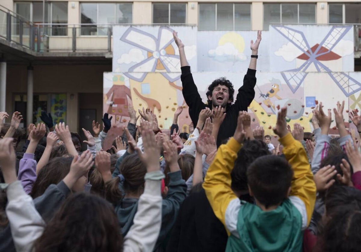 Alberto Cortés y Luz Prado con su proyecto 'La Panda', en un centros escolares de la ciudad de Cádiz.