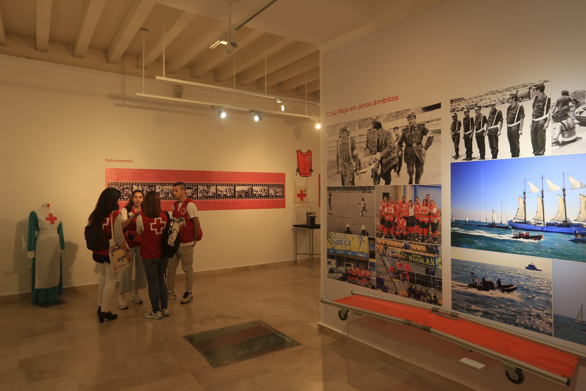 Fotos: Exposición sobre objetos emblemáticos de la Cruz Roja por sus 150 años en la Fundación Cajasol