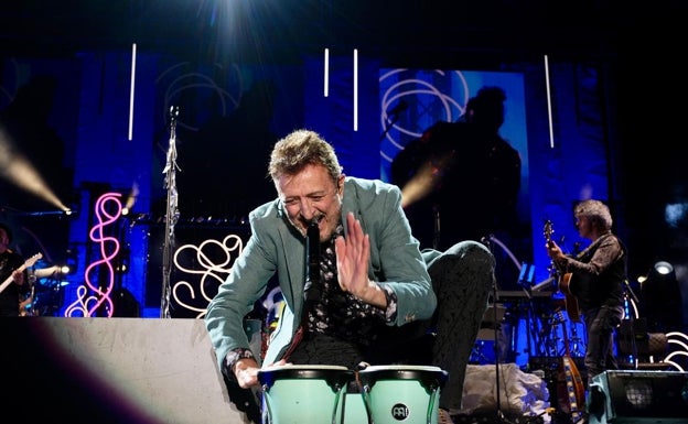 Manolo García tocando los bongos