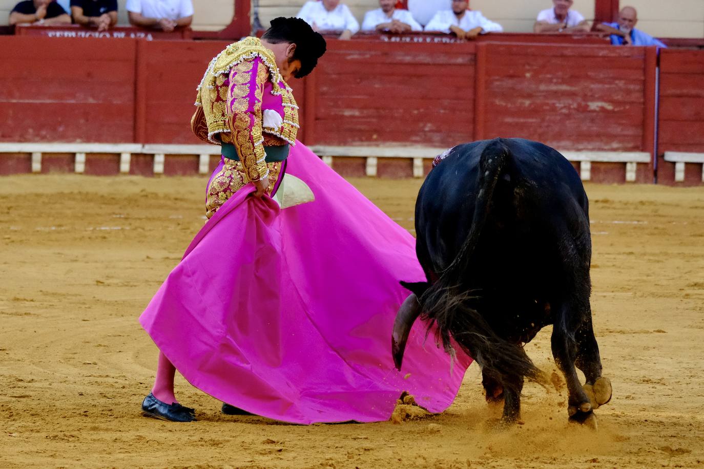 Rotundo triunfo de Manzanares que sale a hombros junto a Aguado en la última corrida del verano en El Puerto