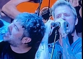 VÍDEO: Dani Martín sorprendió a todos y subió al escenario en el concierto de Estopa