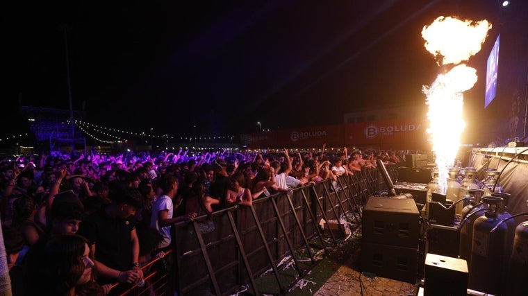 Jóvenes siguiendo las actuaciones desde la primera fila.