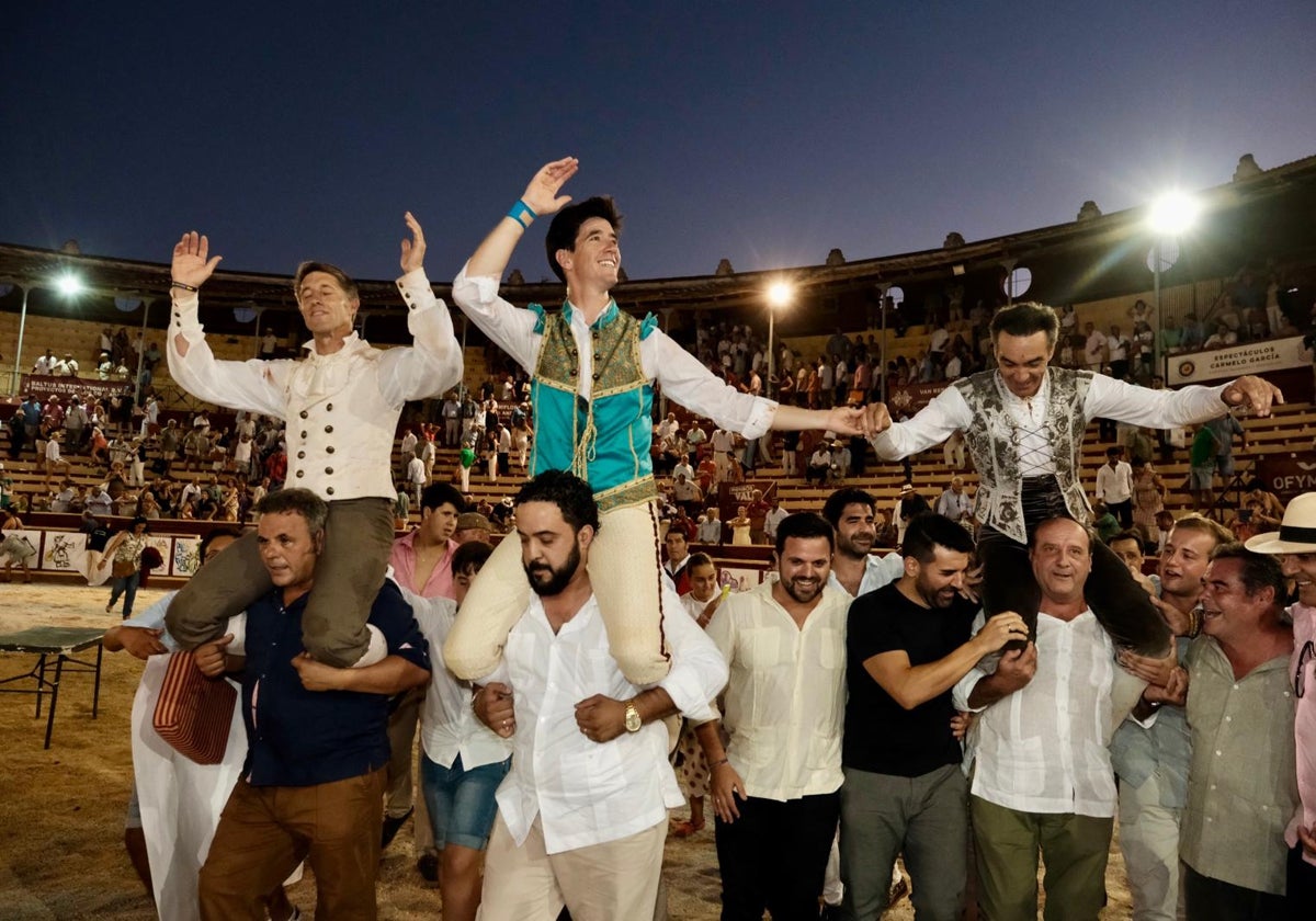 Los tres toreros sevillanos saliendo a hombros este domingo de la plaza de toros de Sanlúcar de Barrameda.