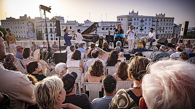 Cádiz rinde homenaje a su gran 'Perla' con mucho arte: ni Jorge Drexler se lo quiso perder