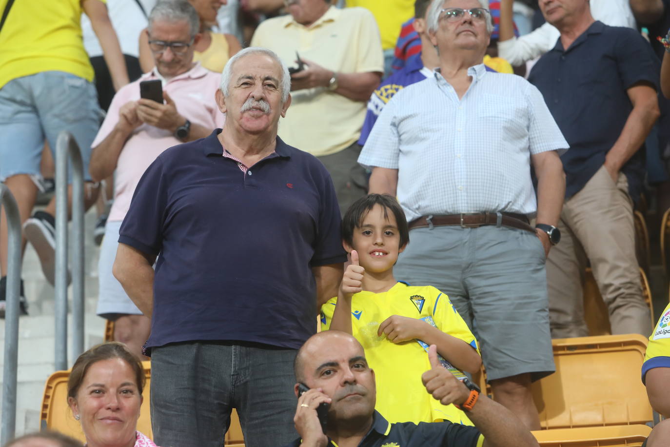 Búscate en las gradas de Carranza en el Cádiz - Athletic de Bilbao