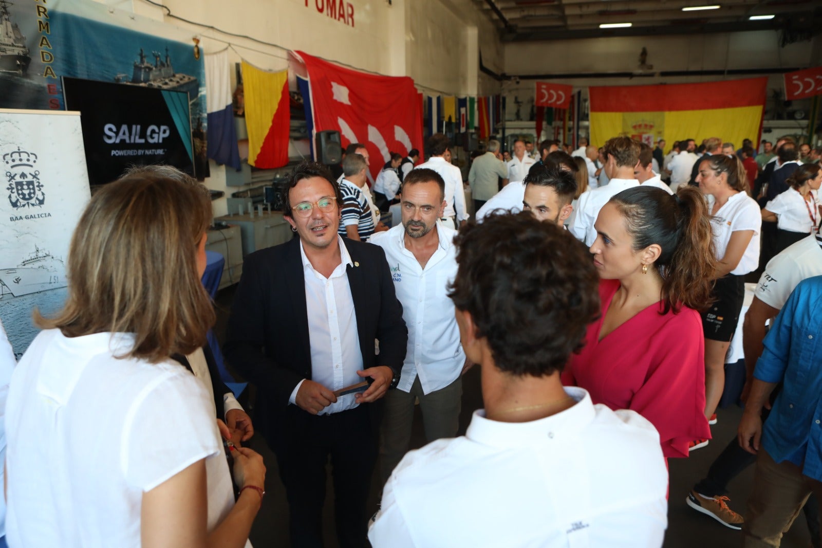 Las imágenes de la presentación del equipo español de SailGP a bordo de un buque militar