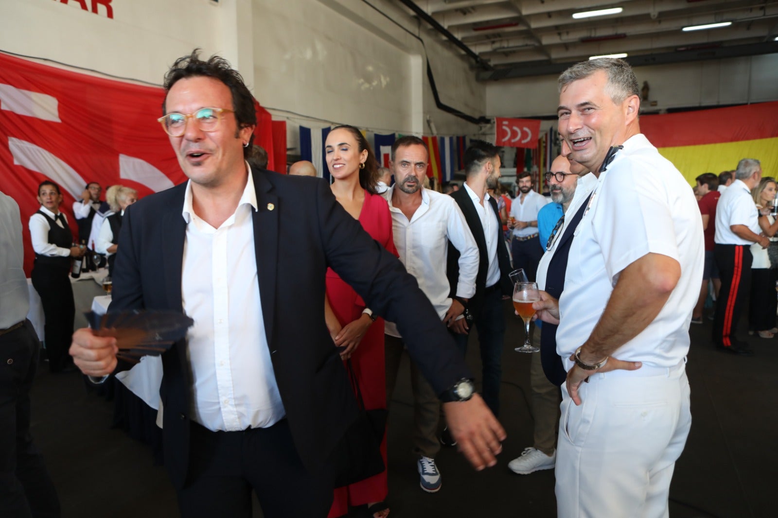 Las imágenes de la presentación del equipo español de SailGP a bordo de un buque militar