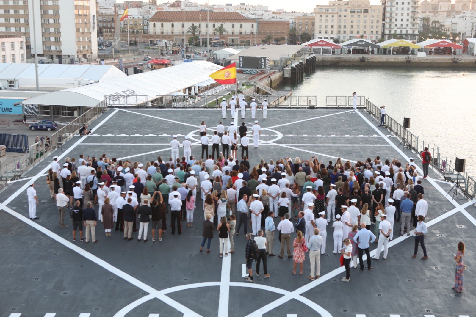 Las imágenes de la presentación del equipo español de SailGP a bordo de un buque militar