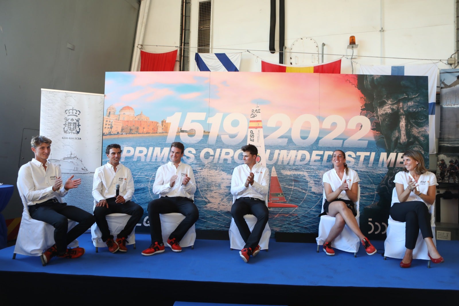 Las imágenes de la presentación del equipo español de SailGP a bordo de un buque militar