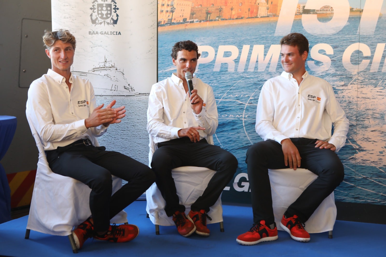 Las imágenes de la presentación del equipo español de SailGP a bordo de un buque militar