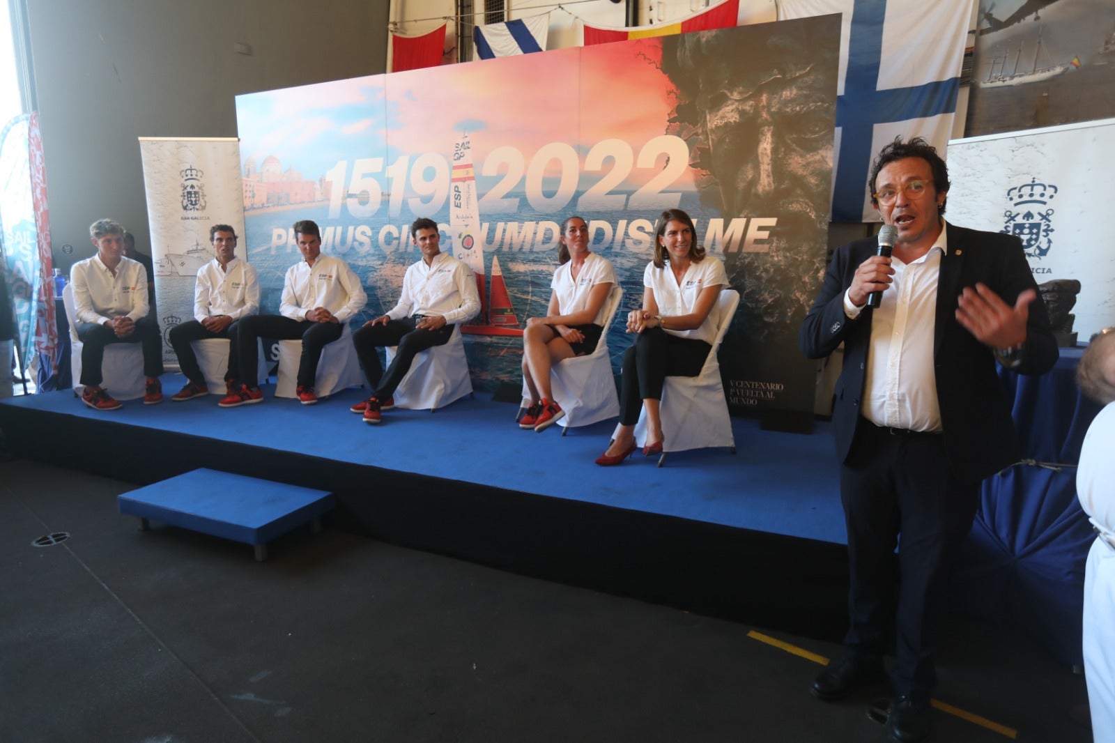 Las imágenes de la presentación del equipo español de SailGP a bordo de un buque militar