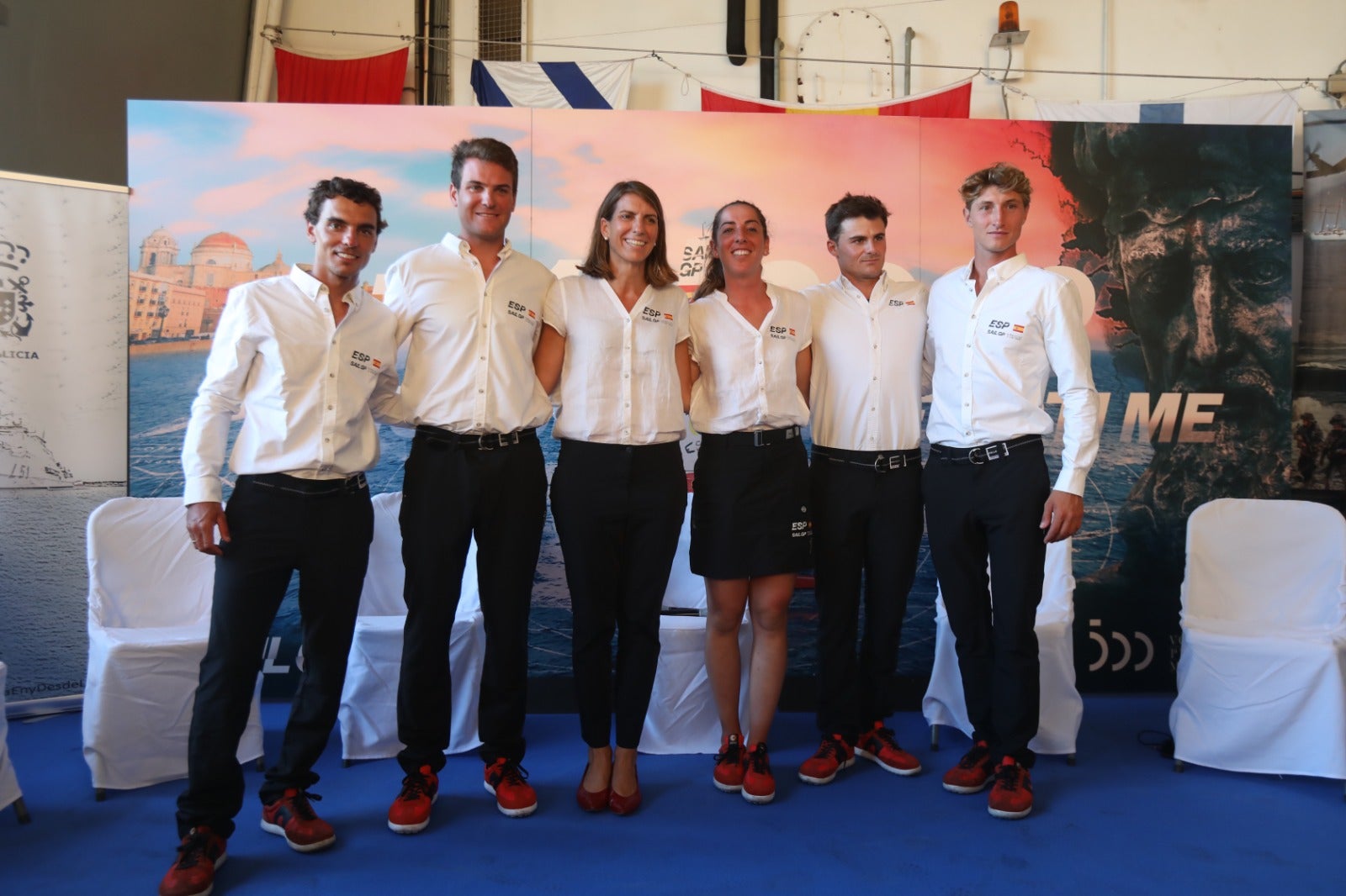 Las imágenes de la presentación del equipo español de SailGP a bordo de un buque militar