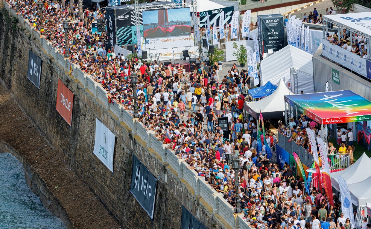 Espectadores en el Paseo de Santa Bárbara siguiendo SailGP