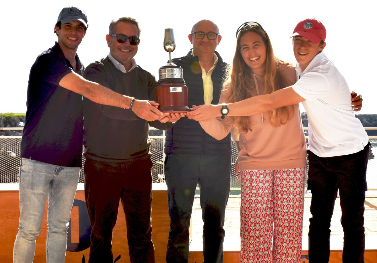 Imagen de la ceremonia de entrega de trofeos a los campeones de la cita.