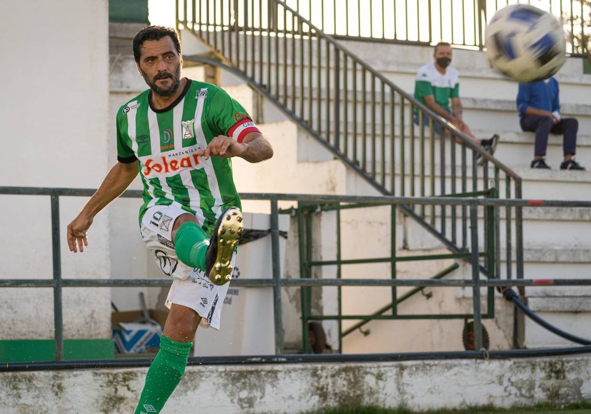 Dani Güiza, botando un saque de esquina en El Palmar.