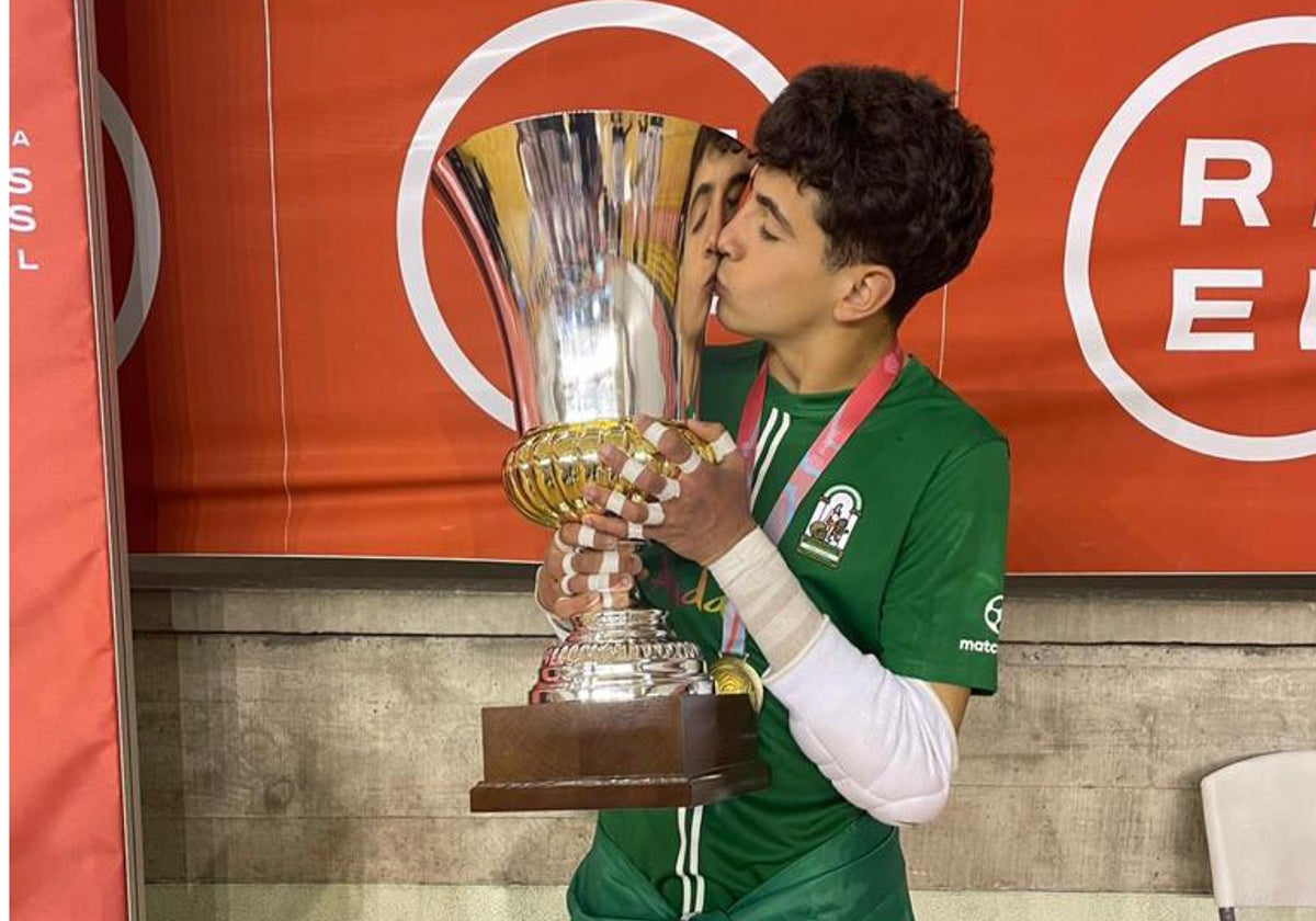 Javier González besa la copa de Campeón de España.