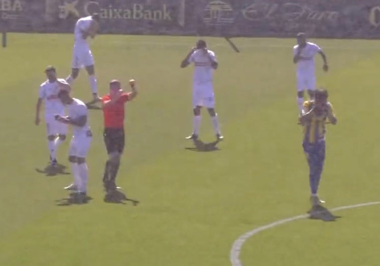 Vídeo: Una plaga de mosquitos obliga a parar el partido del filial del Cádiz CF en El Rosal