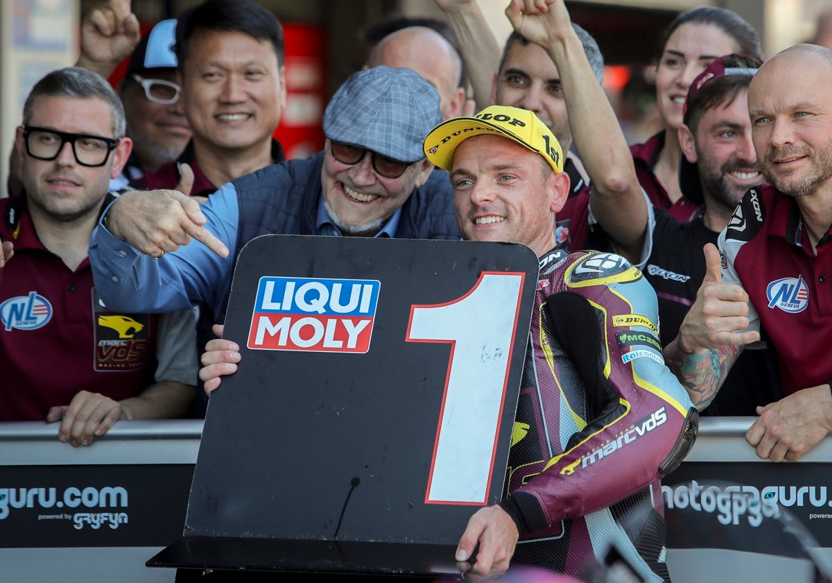 El británico Sam Lowes confirmó su 'pole' del sábado con una victoria final en Moto2.