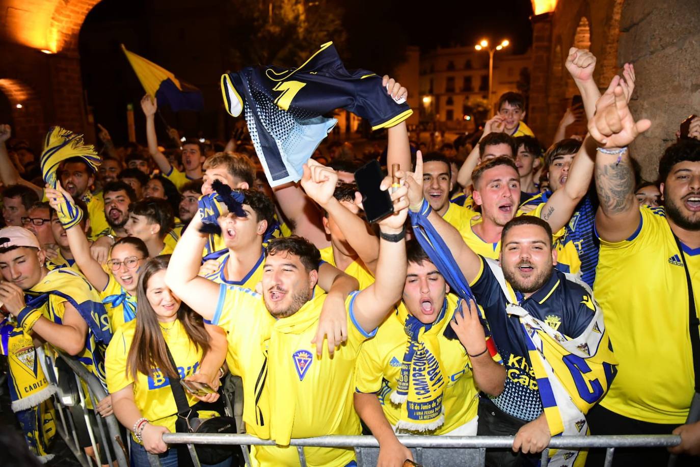 Fotos: los jugadores del Cádiz CF celebran la permanencia con los aficionados en Puertas de Tierra