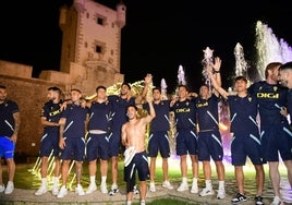 Fotos: los jugadores del Cádiz CF celebran la permanencia con los aficionados en Puertas de Tierra