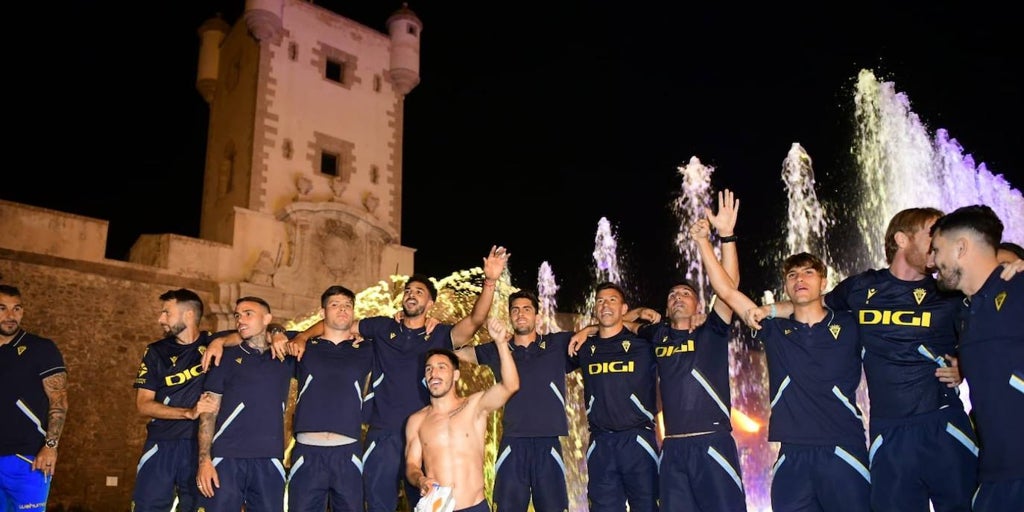 Fotos: los jugadores del Cádiz CF celebran la permanencia con los ...