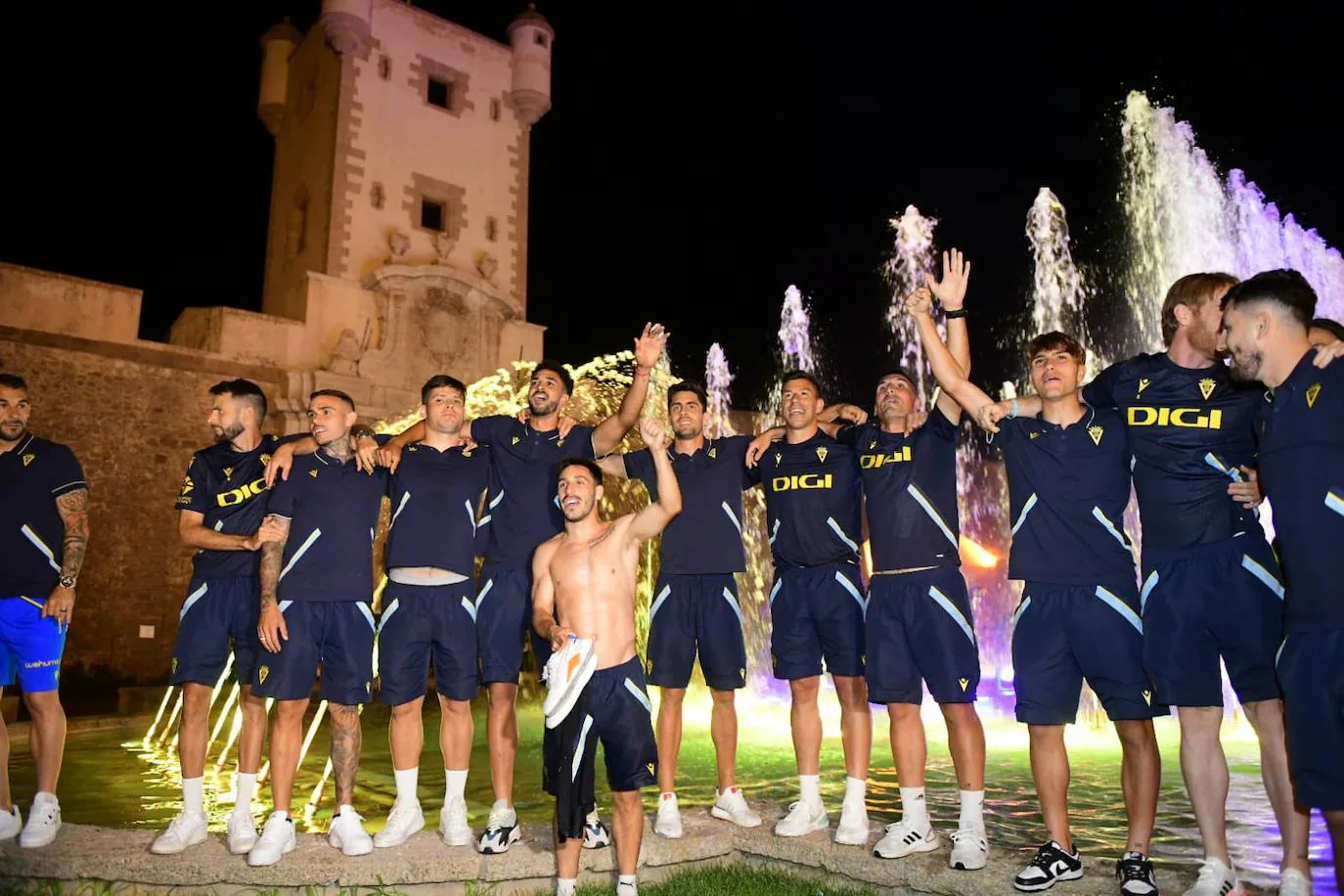 Fotos: los jugadores del Cádiz CF celebran la permanencia con los aficionados en Puertas de Tierra