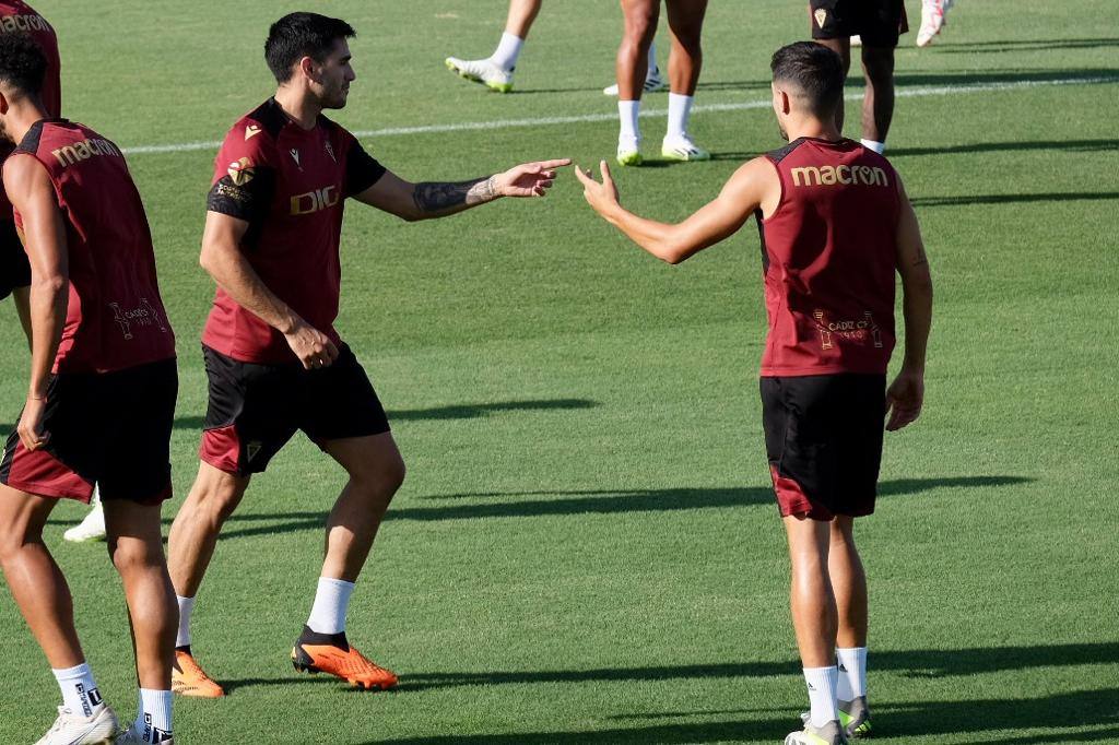 Fotos: Maxi Gómez ya entrena con sus compañeros en el Cádiz CF