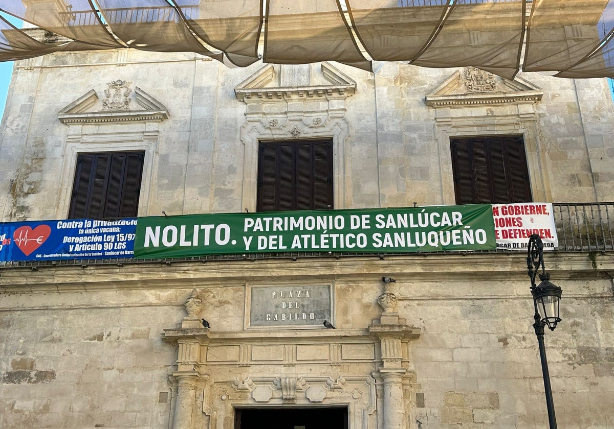 Así ha amanecido el balcón de la biblioteca municipal en la Plaza Cabildo.