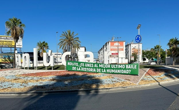 Lona en la rotonda de entrada a Sanlúcar desde El Puerto y Jerez, a pocos metros del estadio El Palmar.