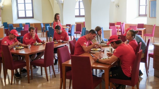 El equipo español de SailGP disfrutando de un gran almuerzo.