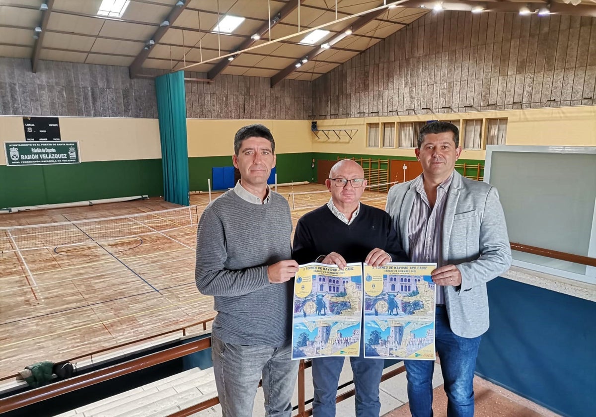 El concejal portuense, José Ignacio González Nieto, en el centro, junto a la directiva de la prensa deportiva.