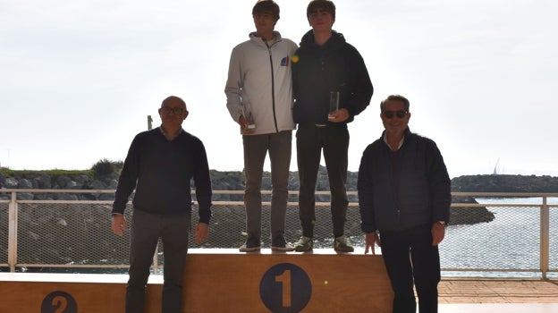 José Ignacio González Nieto (a la izquierda) y Paco Coro (a la derecha) estuvieron presentes en la ceremonia de entrega de trofeos.