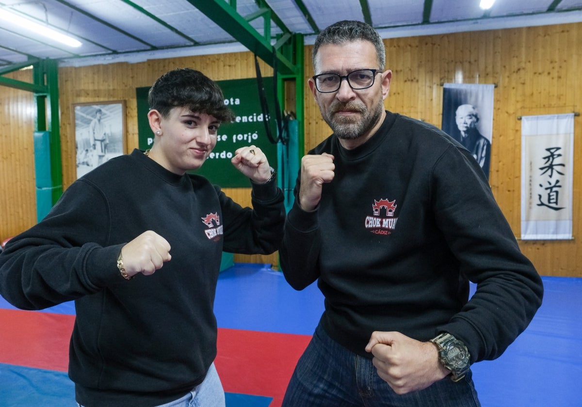 Adriana Martínez junto a Ramón Rivera en el Gimnasio Raúl Calvo de Cádiz.