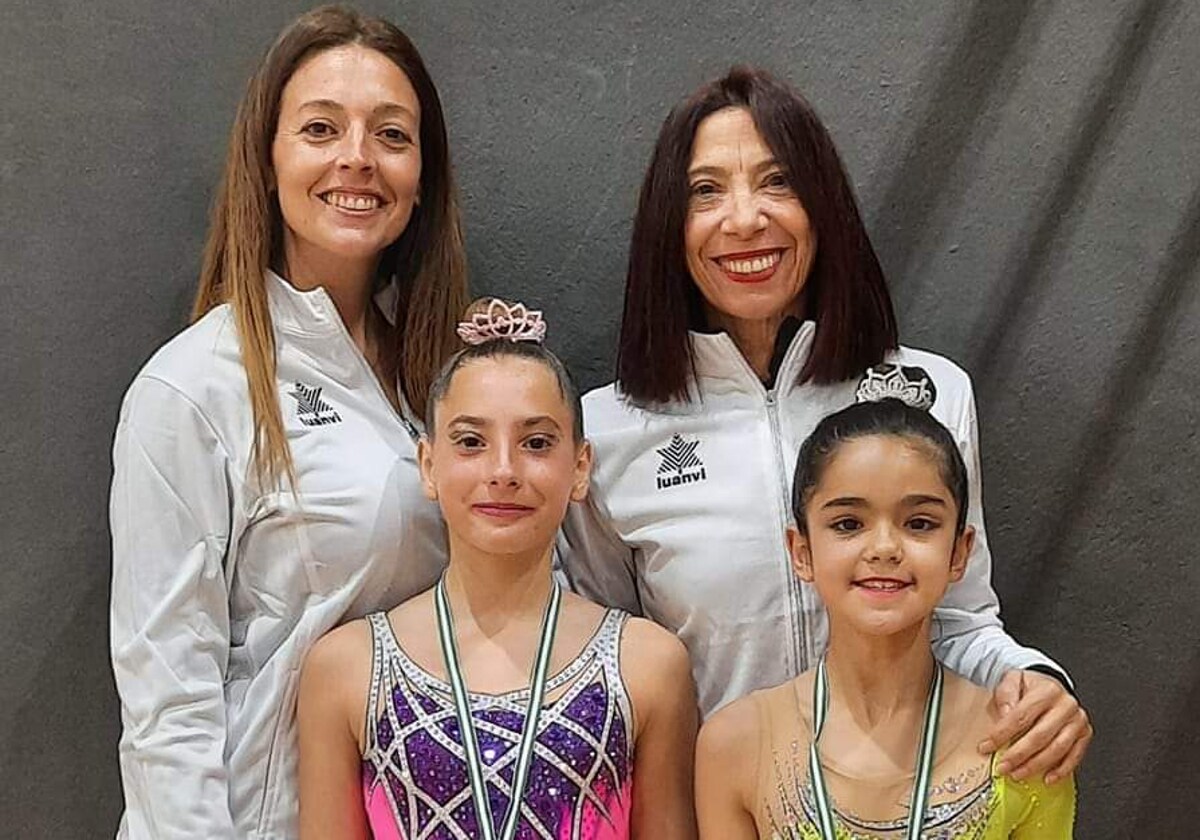 Lidia López y Lola Vila con las entrenadoras María Marchena e Inma Arias.