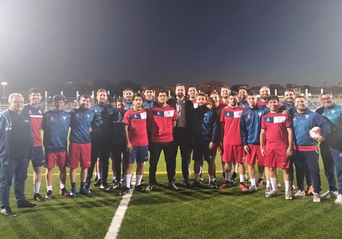 Carlos Lucero, junto a la plantilla, parte del cuerpo técnico y el presidente del Ciudad de Cádiz Senior