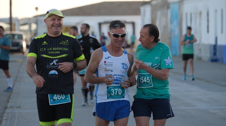 El alcalde chiclanero José María Román (d) estuvo presente en la I Media MAratón Ciudad de Chiclana.