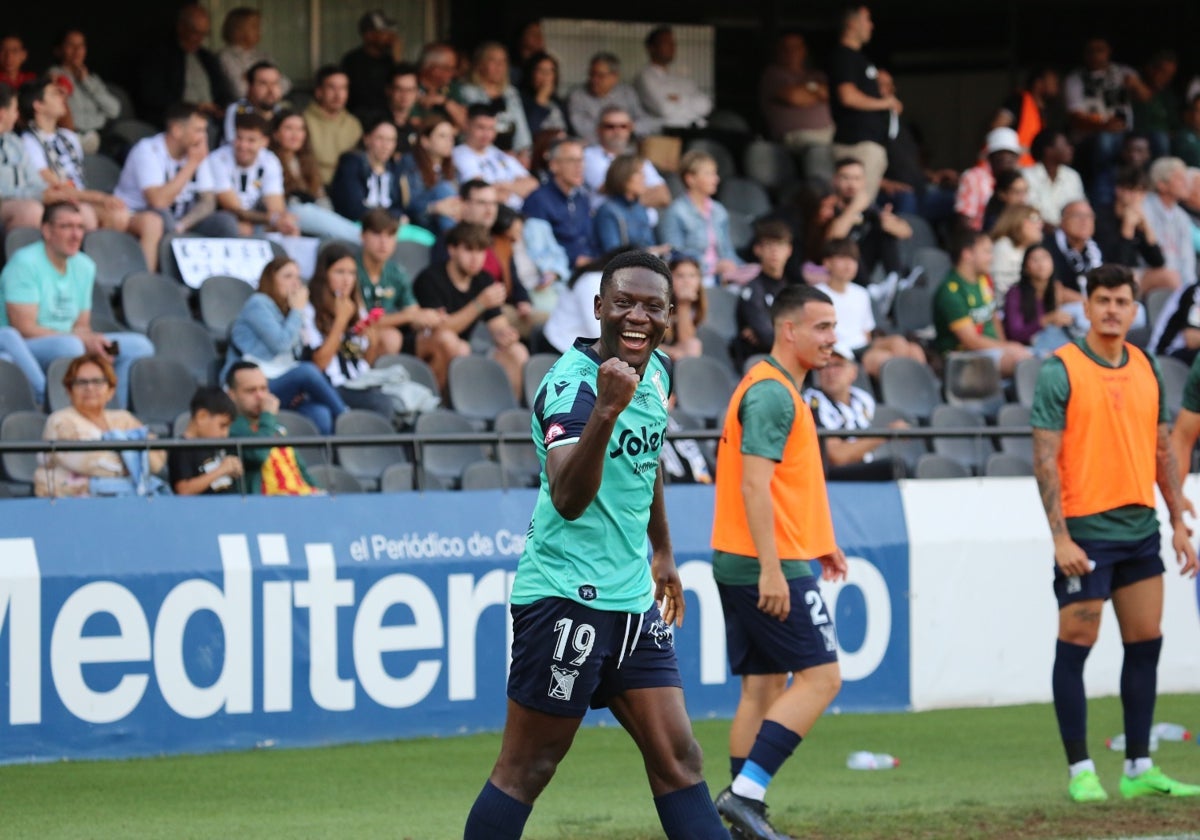 Mwepu celebra su gol que da la permanencia al Sanluqueño